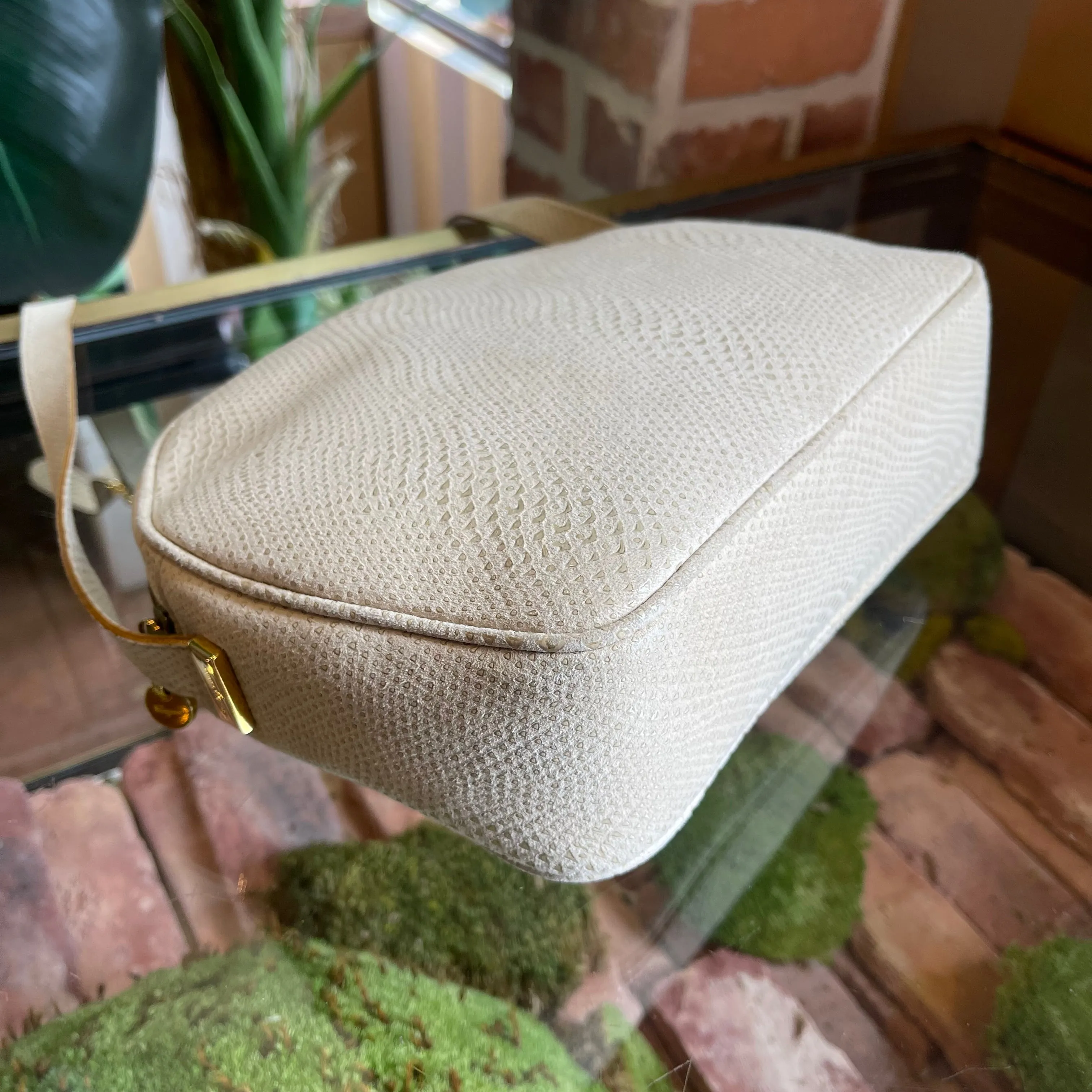 SALVATORE FERRAGAMO Vintage White Lizard Skin Crossbody TS3619